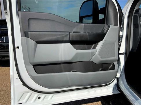 New 2026 Ford F250 XL w/ XL Chrome Package image 10
