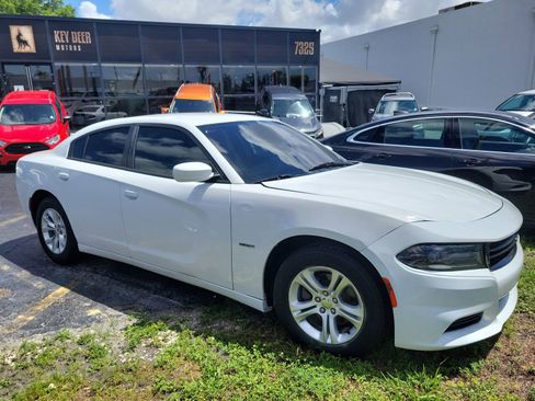 Used 2020 Dodge Charger SXT RWD image 2