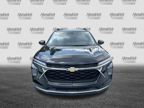Used 2025 Chevrolet Trax LT w/ LT Convenience Package FWD image 3