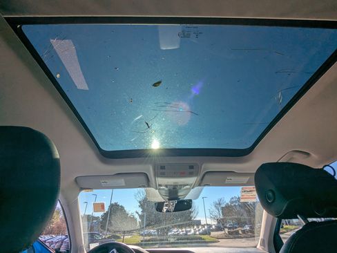 Used 2022 Volkswagen Taos SE w/ Panoramic Sunroof Package image 12