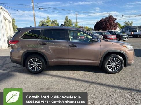 Used 2017 Toyota Highlander XLE w/ Carpet Mat Package AWD/4WD image 4