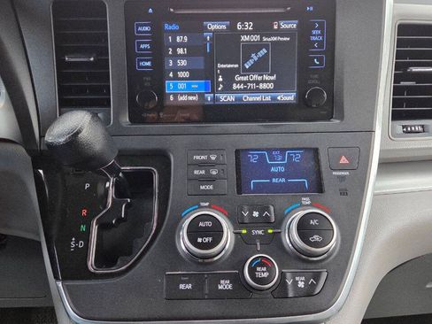 Used 2017 Toyota Sienna LE FWD image 19