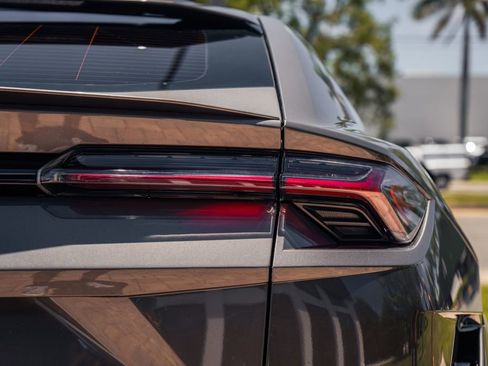 Used 2023 Lamborghini Urus S AWD/4WD image 12