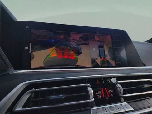 Used 2021 BMW X7 xDrive40i w/ Premium Package image 32