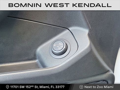 Used 2023 GMC Terrain SLE w/ Driver Convenience Package image 28