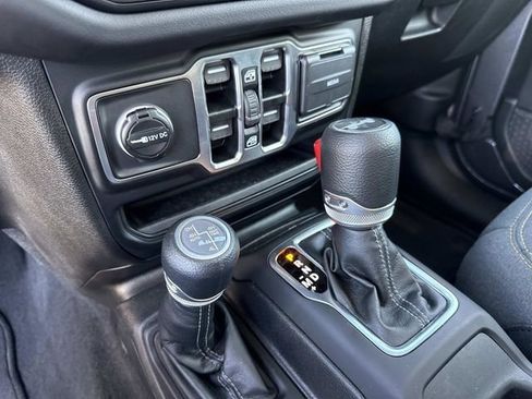 Used 2025 Jeep Wrangler Unlimited Sahara image 25