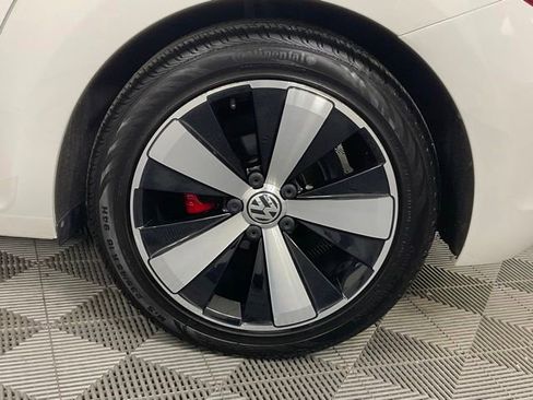 Used 2013 Volkswagen Beetle 2.0T FWD image 33