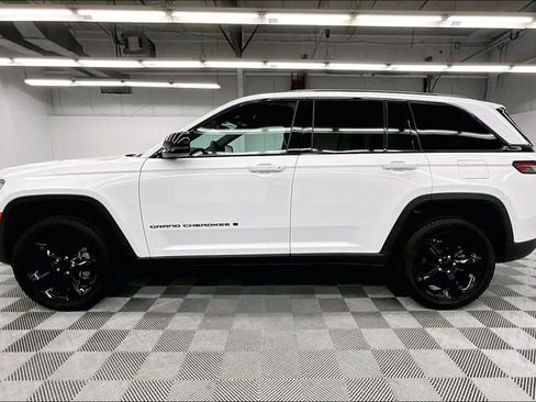 Used 2023 Jeep Grand Cherokee Altitude AWD/4WD image 14
