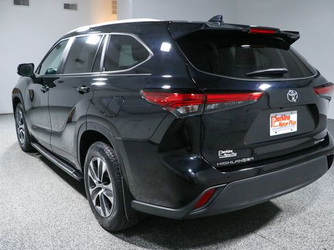Used 2023 Toyota Highlander XLE AWD/4WD image 9