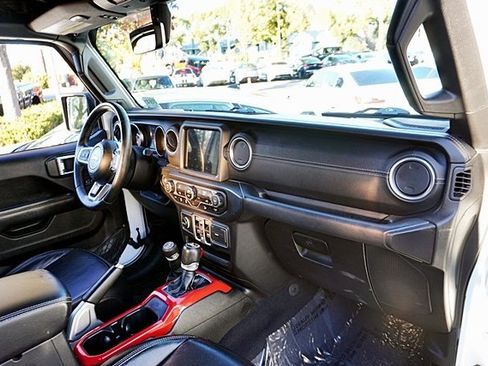 Used 2018 Jeep Wrangler Unlimited Sahara image 14