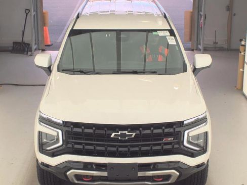 Used 2025 Chevrolet Suburban Z71 AWD/4WD image 3