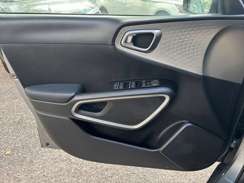 Used 2025 Kia Soul LX w/ LX Technology Package FWD image 18