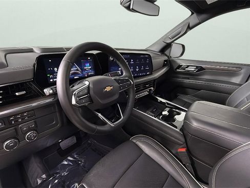 Used 2025 Chevrolet Suburban Premier image 18
