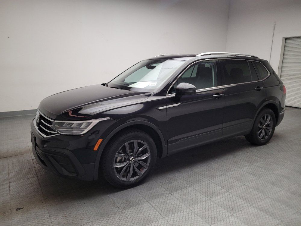 Used 2023 Volkswagen Tiguan SE w/ Panoramic Sunroof Package FWD image 2