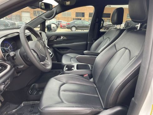 Used 2025 Chrysler Pacifica Select image 29