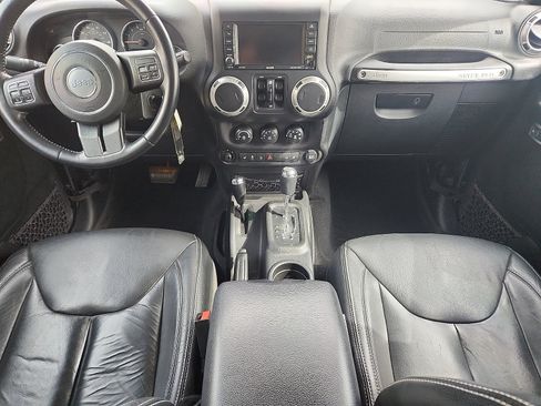 Used 2018 Jeep Wrangler Unlimited Rubicon w/ Connectivity Group AWD/4WD image 9