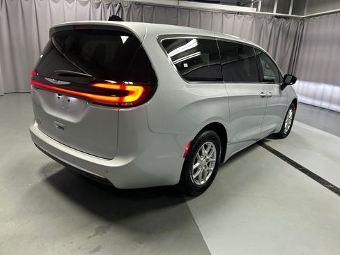 New 2026 Chrysler Pacifica Select image 7