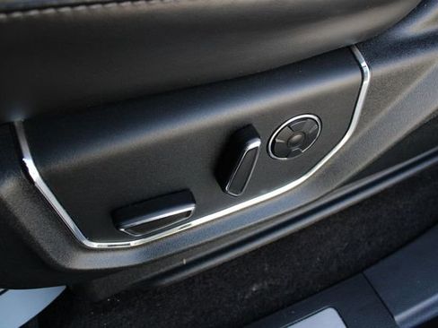 Used 2016 Ford F150 Platinum w/ Equipment Group 701A Luxury AWD/4WD image 3