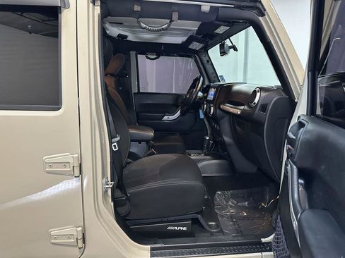 Used 2018 Jeep Wrangler Unlimited Rubicon w/ Connectivity Group image 38