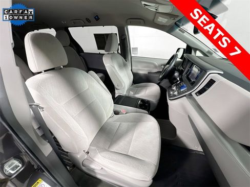 Used 2017 Toyota Sienna LE image 27