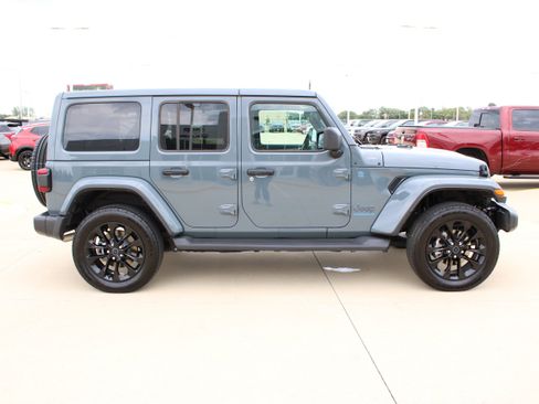 Used 2025 Jeep Wrangler Unlimited Sahara AWD/4WD image 8