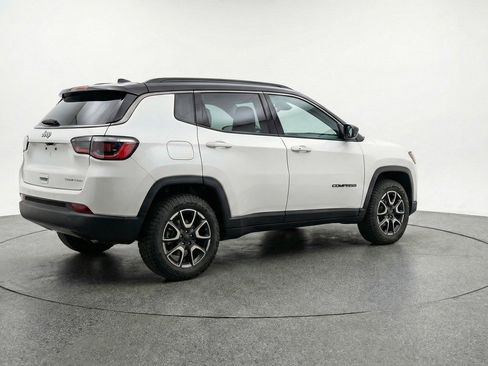 Used 2025 Jeep Compass Trailhawk AWD/4WD image 9