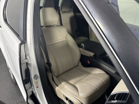 Used 2019 Land Rover Discovery SE image 31