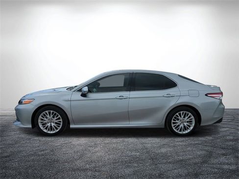 Used 2020 Toyota Camry XLE image 7