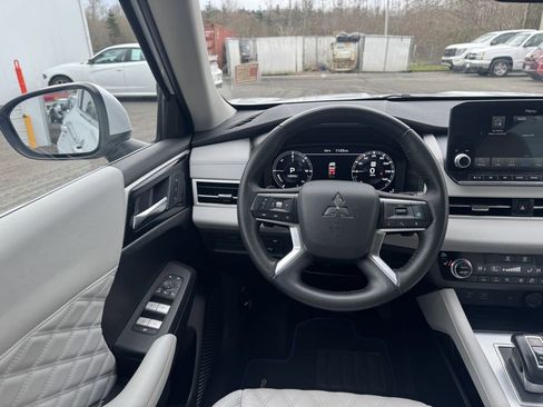 Used 2023 Mitsubishi Outlander SEL image 14