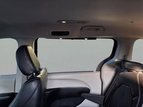 Used 2022 Chrysler Pacifica Touring-L image 23