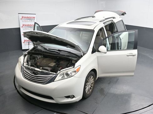 Used 2017 Toyota Sienna XLE image 26