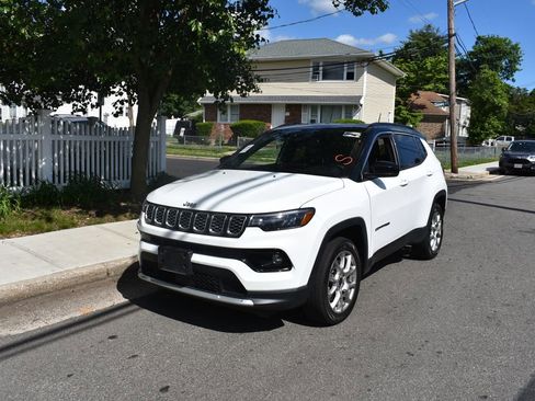 Used 2025 Jeep Compass Limited AWD/4WD image 2