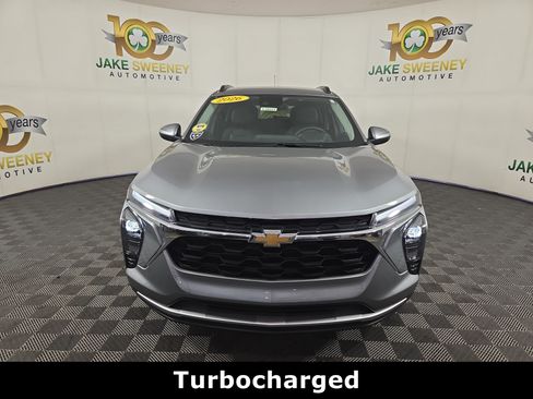 Used 2026 Chevrolet Trax LT w/ LT Convenience Package FWD image 3