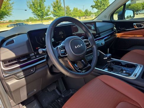Certified 2025 Kia Carnival SX Prestige FWD image 2