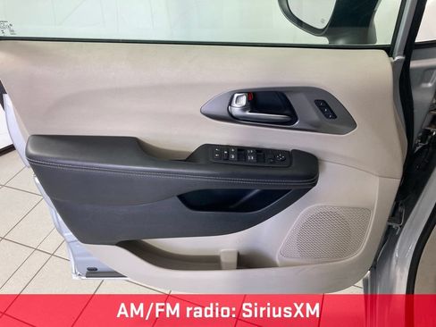 Used 2023 Chrysler Pacifica Touring-L FWD image 11