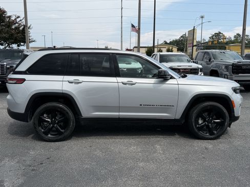 Used 2024 Jeep Grand Cherokee Limited w/ Black Appearance Package AWD/4WD image 11