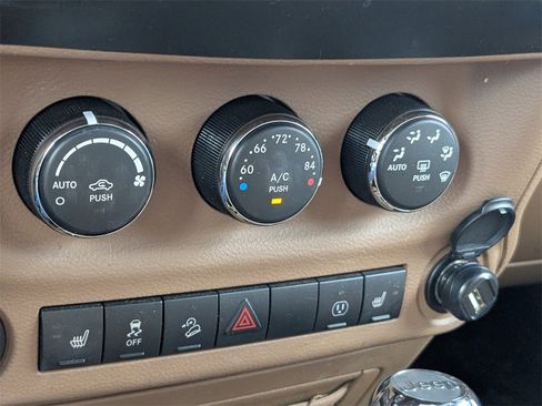 Used 2017 Jeep Wrangler Unlimited Rubicon w/ Connectivity Group image 19