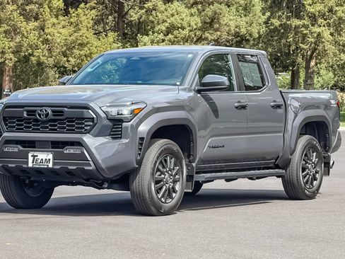 Used 2025 Toyota Tacoma TRD Off-Road AWD/4WD image 9