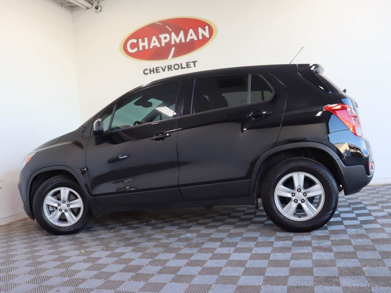 Used 2022 Chevrolet Trax LS w/ Tint and Cruise Package FWD image 3