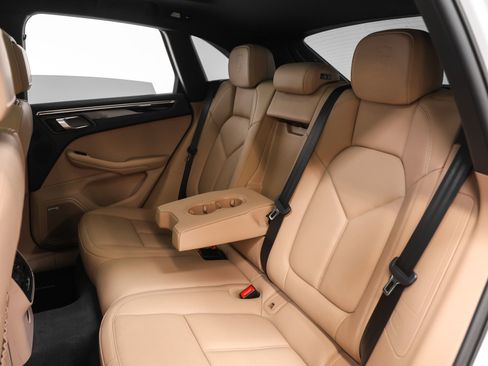 Certified 2023 Porsche Macan AWD/4WD image 36