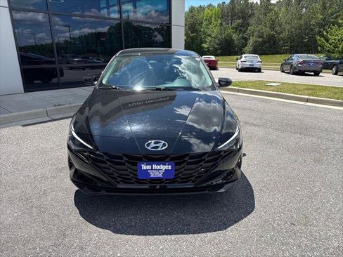 Used 2023 Hyundai Elantra SEL w/ Preferred Accessory Package FWD image 2