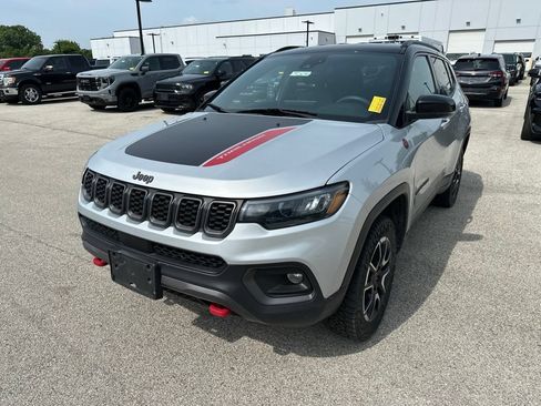 Used 2025 Jeep Compass Trailhawk AWD/4WD image 2