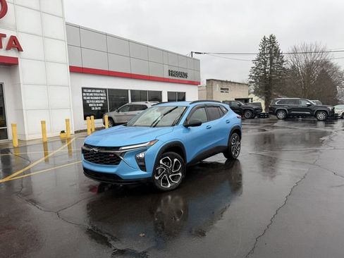 Used 2025 Chevrolet Trax RS w/ Driver Confidence Package image 2