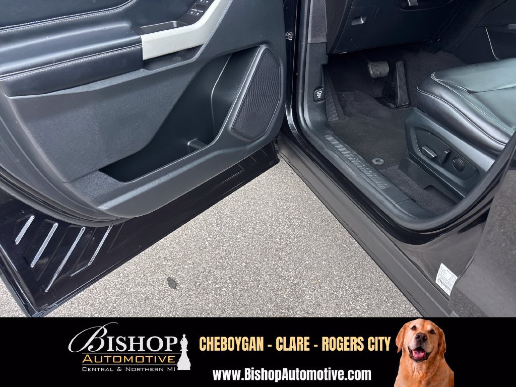 Used 2022 Ford Explorer XLT w/ Equipment Group 202A AWD/4WD image 18