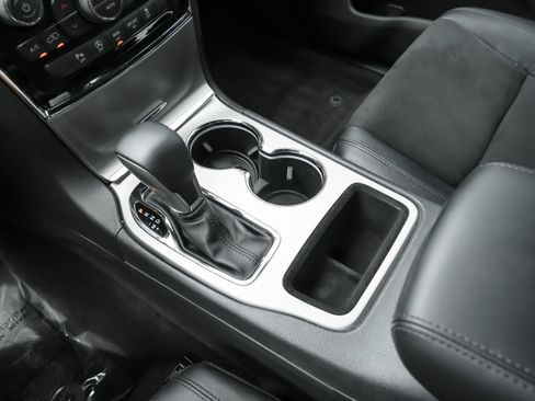 Used 2019 Jeep Grand Cherokee Altitude RWD image 12