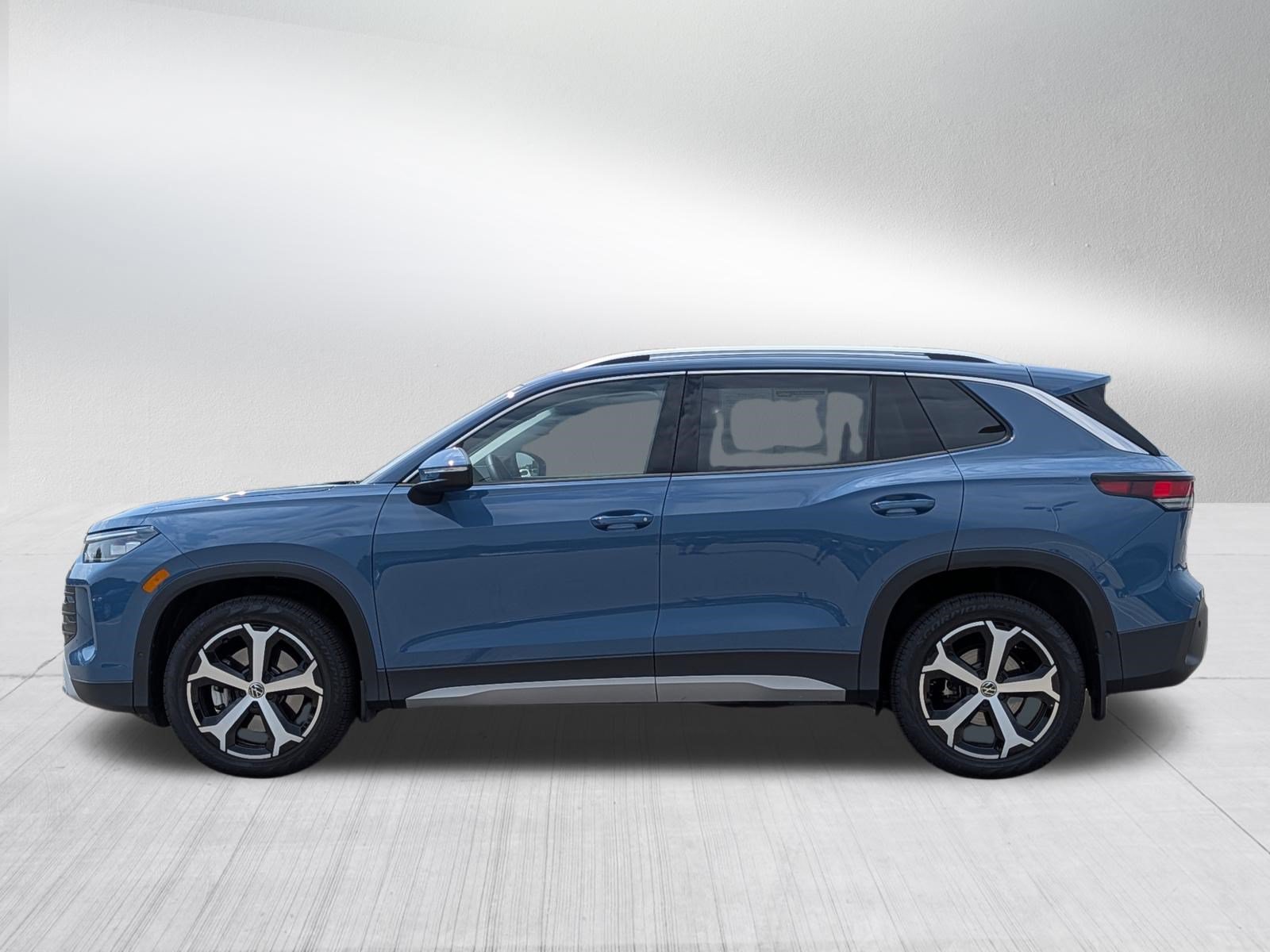 Used 2026 Volkswagen Tiguan SE AWD/4WD image 4
