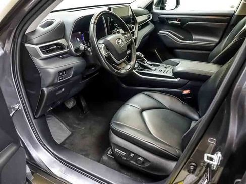 Used 2023 Toyota Highlander XLE AWD/4WD image 10