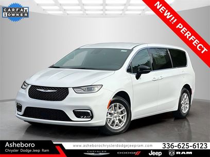 Used 2025 Chrysler Pacifica Select