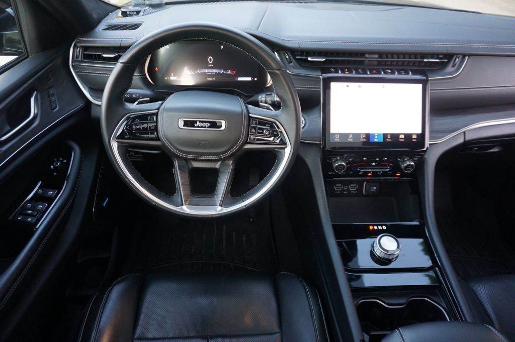 Used 2022 Jeep Grand Cherokee Overland w/ Luxury Tech Group IV RWD image 6