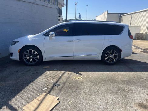 Used 2017 Chrysler Pacifica Limited FWD image 2